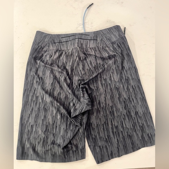 Lululemon Men's Gray Shorts - Picture 3 of 4